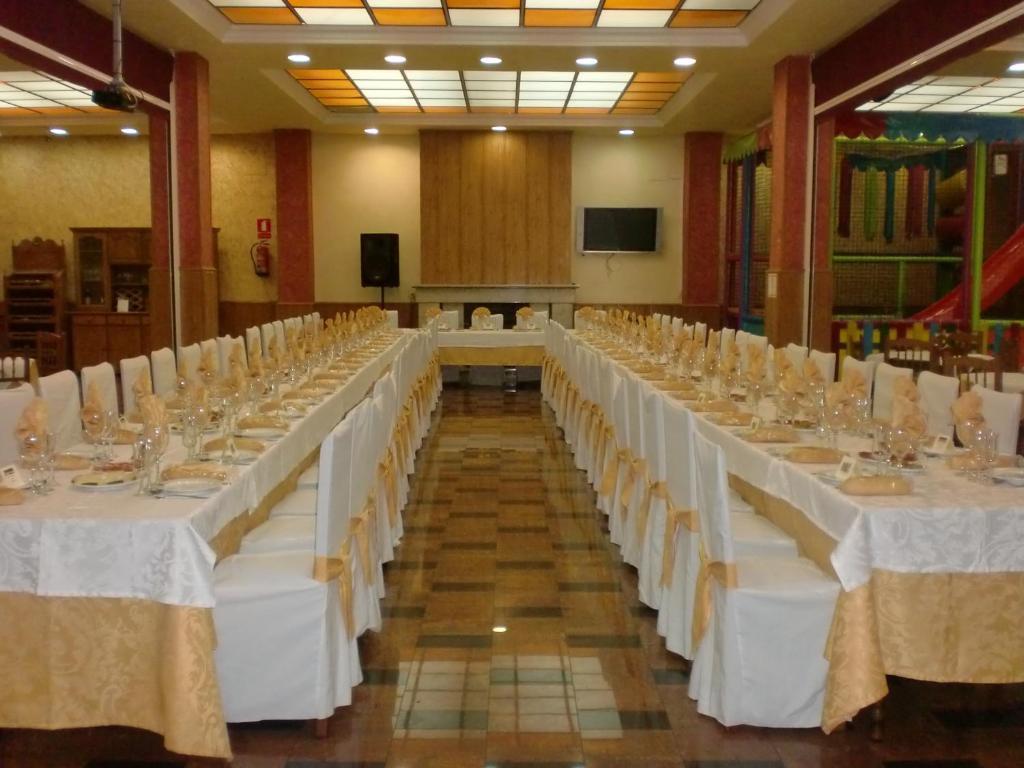 Hotel Los Chiles Вільянуева-дель-Арсобіспо Ресторан фото