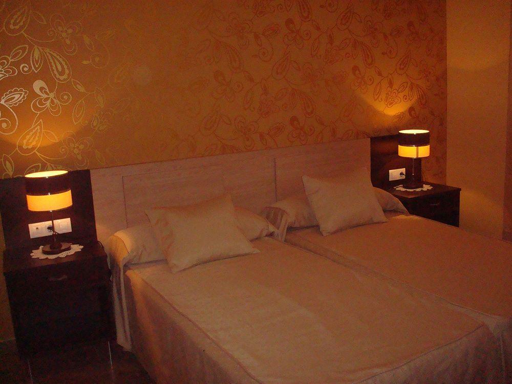 Hotel Los Chiles Вільянуева-дель-Арсобіспо Екстер'єр фото